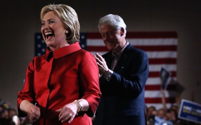 La candidate démocrate Hillary Clinton et son mari, l'ancien président Bill Clinton, au Caesars Palace à Las Vegas, dans le Nevada, le 20 février 2016. (Crédit : Justin Sullivan/Getty Images via JTA) La candidate démocrate Hillary Clinton et son mari, l'ancien président Bill Clinton, au Caesars Palace à Las Vegas, dans le Nevada, le 20 février 2016. (Crédit : Justin Sullivan/Getty Images via JTA)