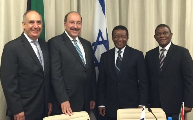 Le directeur du ministère des Affaires étrangères, Dore Gold (deuxième à gauche) avec son homologue sud-africain, Jerry Matjila (à sa gauche), l'ambassadeur d'Israël en Afrique du Sud Arthur Lenk (sur la droite) et l'ambassadeur sud-africain en Israël Sisa Ngombane, le 10 mars 2016. (Crédit : ministère des Affaires étrangères) Le directeur du ministère des Affaires étrangères, Dore Gold (deuxième à gauche) avec son homologue sud-africain, Jerry Matjila (à sa gauche), l'ambassadeur d'Israël en Afrique du Sud Arthur Lenk (sur la droite) et l'ambassadeur sud-africain en Israël Sisa Ngombane, le 10 mars 2016. (Crédit : ministère des Affaires étrangères)