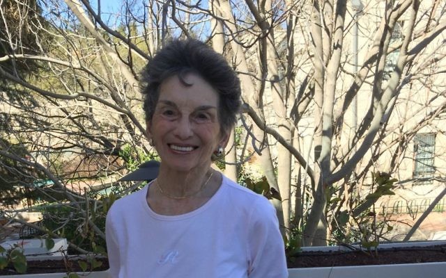 Renee Rabinowitz, 81 ans, qui a  poursuisi El Al pour discrimination religieuse (Crédit :  Jessica Steinberg)