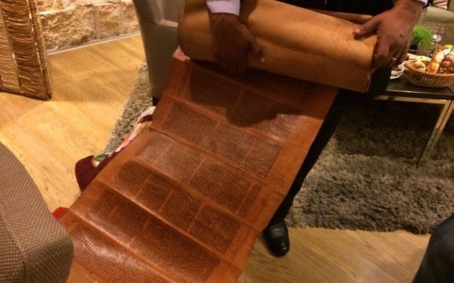 Le dernier groupe d'immigrants juifs en provenance du Yémen arrivant en Israël accompagné d'un ancien rouleau de la Torah, le 20 mars 2016 (Crédit : Arielle Di-Porto pour l'Agence juive pour Israël)