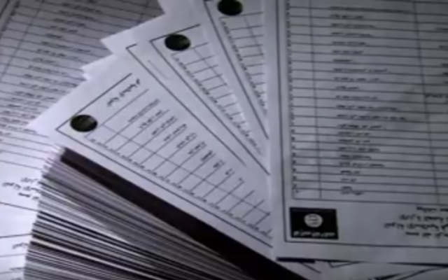 Les documents de l'Etat islamique recueilli par les journalistes de Sky News (Crédit : Capture d'écran YouTube/Sky News)