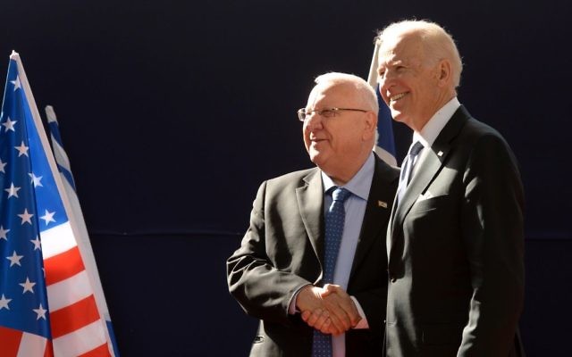 Le vice-président américain Joe Biden et le président israélien Reuven Rivlin à la résidence du président à Jérusalem, le 9 mars 2016 (Crédit : Mark Neyman / GPO)