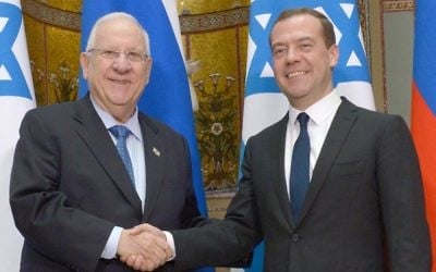Le président Reuven Rivlin  avec le Premier ministre russe Dmitri Medvedev à Moscou le 17 mars 2015 (Crédit : Mark Neyman / GPO)