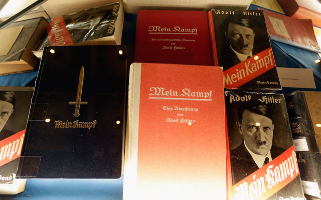Les copies historiques de Mein Kampf d'Adolf Hitler exposées lors du lancement de la nouvelle édition critique du livre à l'Institut fuer Zeitgeschichte à Munich, en Allemagne, le 8 janvier 2016. (Crédit : Johannes Simon/Getty Images) Les copies historiques de Mein Kampf d'Adolf Hitler exposées lors du lancement de la nouvelle édition critique du livre à l'Institut fuer Zeitgeschichte à Munich, en Allemagne, le 8 janvier 2016. (Crédit : Johannes Simon/Getty Images)