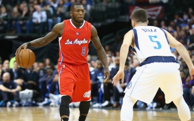 Nate Robinson, à gauche, jouant à un match contre les Mavericks de Dallas à l'American Airlines Center à Dallas, Texas, le 13 mars 2015. (Crédit : Ronald Martinez / Getty Images via JTA)