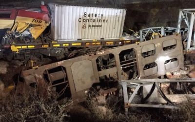 Les wagons qui ont déraillé après un accident de train à Dimona, le 14 mars 2016. (Crédit : porte-parole de la police israélienne)