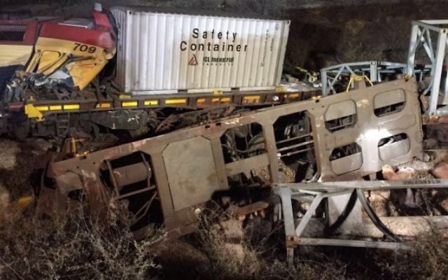 Les wagons qui ont déraillé après un accident de train à Dimona, le 14 mars 2016. (Crédit : porte-parole de la police israélienne) Les wagons qui ont déraillé après un accident de train à Dimona, le 14 mars 2016. (Crédit : porte-parole de la police israélienne)