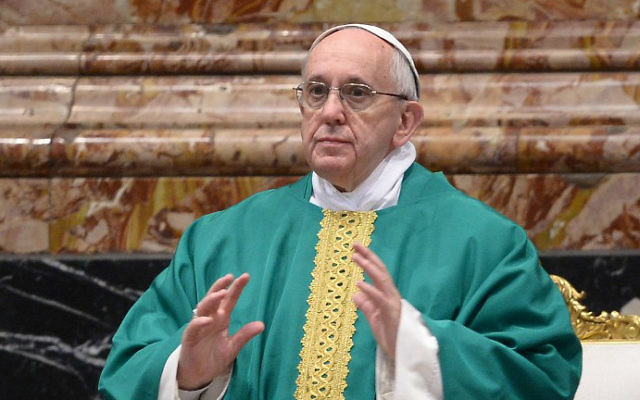 Le Pape François lors d'une messe le 9 février 2016 à la basilique Saint-Pierre en Vatican. (Crédit : AFP/Filippo Monteforte) Le Pape François lors d'une messe le 9 février 2016 à la basilique Saint-Pierre en Vatican. (Crédit : AFP/Filippo Monteforte)