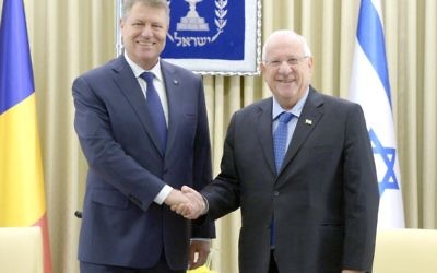 Le président Reuven Rivlin (à droite) et le président de Roumanie Klaus Iohannis, en visite d'Etat en Israël, à la résidence présidentielle à Jérusalem, le 7 mars 2016. (Crédit : Mark Neyman / GPO)