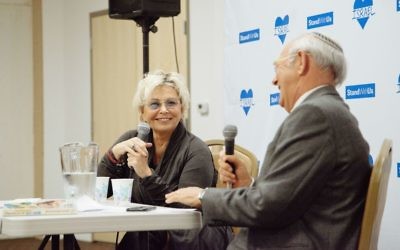 Roseanne Barr (à gauche) avec le Dr Lenny Kristal du San Francisco Bay Area Jewish Community Relations Council lors d'un événement StandWithUs à Oakland, en Californie, le 27 février 2016 (Crédit : Autorisation StandWithUs)