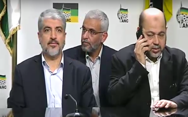 Les responsables du Hamas lors d'une conférence de presse avec les responsables de l'ANC de l'Afrique du Sud, à Pretoria, le 19 octobre 2015. (Crédit : capture d'écran YouTube) Les responsables du Hamas lors d'une conférence de presse avec les responsables de l'ANC de l'Afrique du Sud, à Pretoria, le 19 octobre 2015. (Crédit : capture d'écran YouTube)
