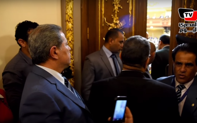 Le député Tawfek Okasha (à gauche) que l'on empêche d'entrer au parlement égyptien, le 2 mars 2016 (Crédit : Capture d'écran Almasry Alyoum)