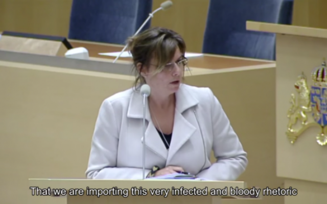 la ministre suédoise pour la Coopération et le Développement international Isabella Lövin devant le parlement pour un débat sur l'aide financière de Stockholm à Ramallah, le 4 mars 2016. (Crédit : capture d'écran YouTube/AppleBay) la ministre suédoise pour la Coopération et le Développement international Isabella Lövin devant le parlement pour un débat sur l'aide financière de Stockholm à Ramallah, le 4 mars 2016. (Crédit : capture d'écran YouTube/AppleBay)