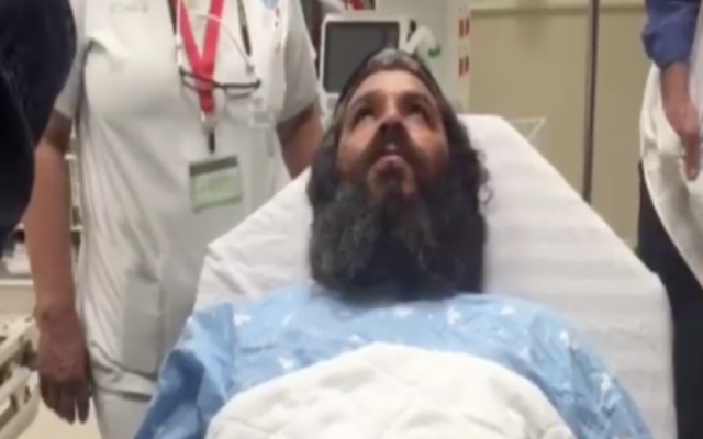 Yonatan Azarihab, qui a été poignardé dans une attaque terroriste à Petah Tikvah, le 8 mars 2016, à l'hôpital. (Crédit : capture d'écran Deuxième chaîne) Yonatan Azarihab, qui a été poignardé dans une attaque terroriste à Petah Tikvah, le 8 mars 2016, à l'hôpital. (Crédit : capture d'écran Deuxième chaîne)