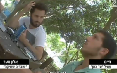 Un membre de Breaking the Silence (gauche) en train d'interroger Ad Kan, se présentant comme un soldat voulant témoigner dans un reportage de la Deuxième chaîne le 17 mars 2016 (Crédit : Capture d'écran Deuxième chaîne) Un membre de Breaking the Silence (gauche) en train d'interroger Ad Kan, se présentant comme un soldat voulant témoigner dans un reportage de la Deuxième chaîne le 17 mars 2016 (Crédit : Capture d'écran Deuxième chaîne)