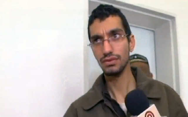 Majd Ouida, 22ans, résident de la bande de Gaza de inculpé par Israël pour piratage du système de drone de l'armée, des caméras de circulation et d'autres systèmes informatiques israéliens, au tribunal de Beer Sheva, le 23 mars 2016 (Crédit : Capture d'écran Dixième chaîne) Majd Ouida, 22ans, résident de la bande de Gaza de inculpé par Israël pour piratage du système de drone de l'armée, des caméras de circulation et d'autres systèmes informatiques israéliens, au tribunal de Beer Sheva, le 23 mars 2016 (Crédit : Capture d'écran Dixième chaîne)