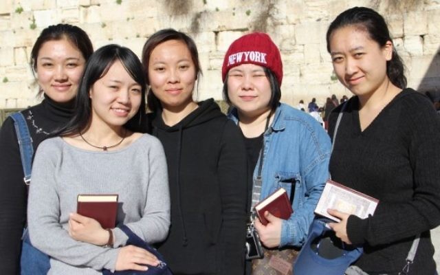 De gauche à droite : Li Yuan, Yue Ting, Li Jing, Li Chengjin et Gao Yichen devant le mur Occidental, dans la Vieille Ville de Jérusalem, le 29 février 2016. (Crédit : Laura Ben-David/autorisation de Shavei Israel) De gauche à droite : Li Yuan, Yue Ting, Li Jing, Li Chengjin et Gao Yichen devant le mur Occidental, dans la Vieille Ville de Jérusalem, le 29 février 2016. (Crédit : Laura Ben-David/autorisation de Shavei Israel)