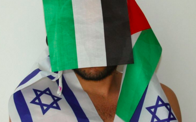 Khader Abu-Seif drapé dans les drapeaux pour une série de photo "Celebration" du photographe Xavier Klaine (Crédit : Autorisation  Xavier Klaine)