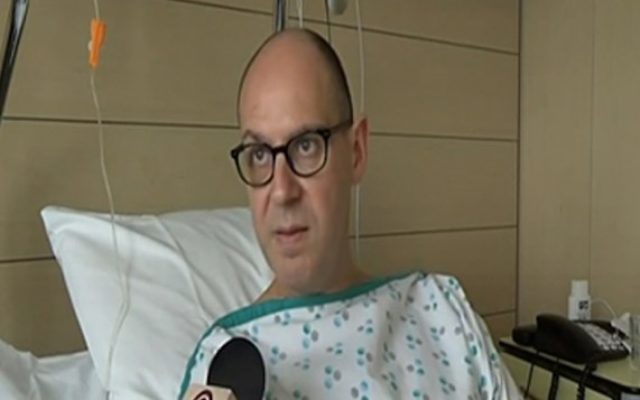 Walter Benjamin pendant son entretien avec la Deuxième chaîne israélienne depuis son lit d'hôpital à Bruxelles, le 28 mars 2016. (Crédit : capture d'écran Deuxième chaîne )