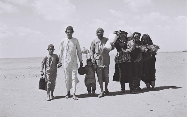 Juifs yéménites marchant vers Aden, où se trouve un camp d'accueil, avant leur émigration vers Israël, en 1949. (Kluger Zoltan/Israeli National Photo Archive/public domain)