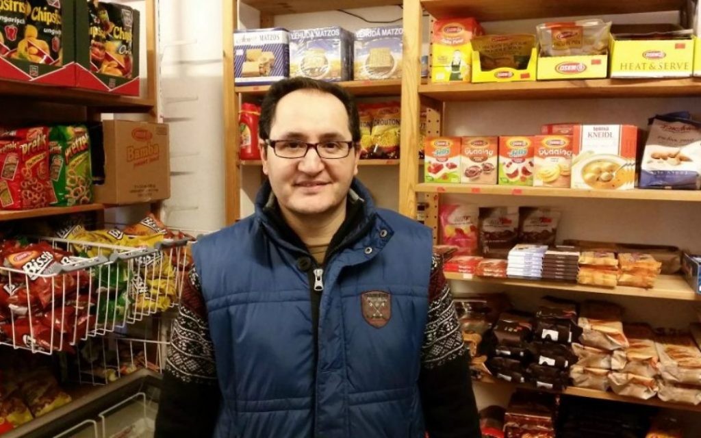Kambiz Alizadeh, né à Téhéran, dans son épicerie Getränkemarkt Beethoven, située près de la synagogue Roonstrasse de Cologne, en Allemagne. (Crédit : Raphael Ahren/Times of Israel)