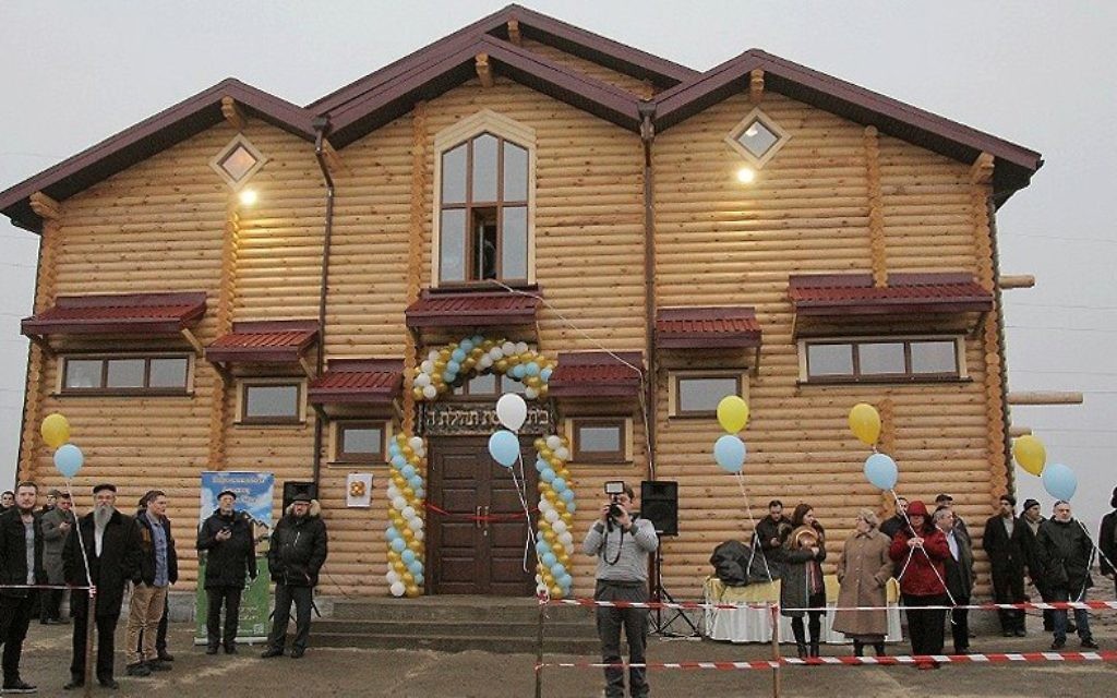 Les réfugiés juifs d'Anatevka célèbrent l'inauguration de la nouvelle synagogue de la communauté, le 29 février 2016. (Crédit : autorisation du bureau du rabbin Moshe Azman)