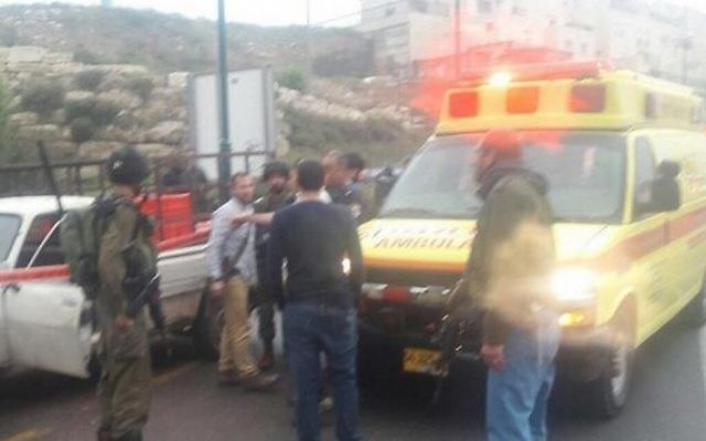 L'armée et les premiers secours sur les lieux d'une attaque palestinienne près de Kiryat Arba, en Cisjordanie, le 14 mars 2016. (Crédit : Hatzolah)