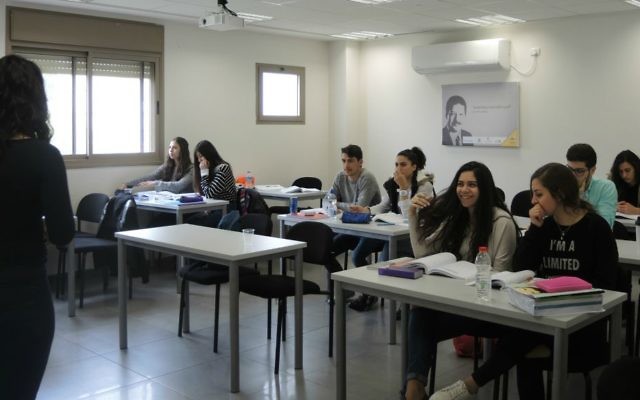 Des élèves arabes israéliens, le 3 mars 2016. (Melanie Lidman/Times of Israel) Des élèves arabes israéliens, le 3 mars 2016. (Melanie Lidman/Times of Israel)