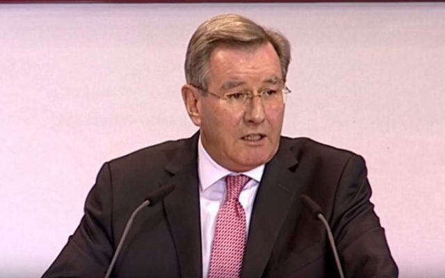 Karl Hopfner, le dirigeant de l'équipe de football du Bayern Munich lors d'une conférence de presse le 29 novembre 2014 (Crédit : Capture d'écran YouTube) Karl Hopfner, le dirigeant de l'équipe de football du Bayern Munich lors d'une conférence de presse le 29 novembre 2014 (Crédit : Capture d'écran YouTube)