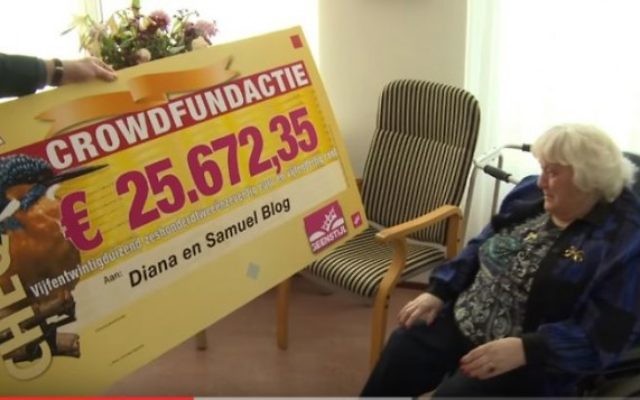 Diana Blog, survivante de l'Holocauste qui a été brutalement attaqué dans une agression antisémite l'année dernière, a accepté un chèque de plus de 25000€ le 23 février 2016. (Crédit : capture d'écran YouTube/geenstijl)
