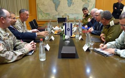 Des représentants des Etats-Unis, y compris le président des chefs d’Etat major Staff Joseph Dunford et l'ambassadeur Dan Shapiro, rencontrent les officiels militaires israéliens, y compris le ministre de la Défense Moshe Yaalon et le chef d'Etat major Gadi Eizenkot, au quartier général du ministère de la Défense à Tel Aviv, le 3 mars 2016. (Crédit : Ariel Hermoni/ministère de la Défense)