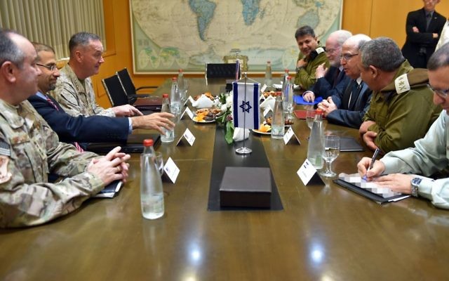 Des représentants des Etats-Unis, y compris le président des chefs d’Etat major Staff Joseph Dunford et l'ambassadeur Dan Shapiro, rencontrent les officiels militaires israéliens, y compris le ministre de la Défense Moshe Yaalon et le chef d'Etat major Gadi Eizenkot, au quartier général du ministère de la Défense à Tel Aviv, le 3 mars 2016. (Crédit : Ariel Hermoni/ministère de la Défense)