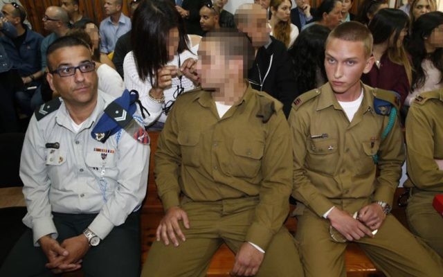Le soldat de Tsahal, qui a été filmé en train de tirer sur un terroriste palestinien désarmé dans la tête, assistant à une audience devant un tribunal militaire près de Kiryat Malachi, le 29 mars 2016 (Crédit : POOL/Flash90)