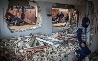 Inspection des dégâts par des Palestiniens dans la maison de Baha Allian, qui a été démolie par l'armée israélienne dans le quartier de Jabel Mukaber à Jérusalem Est, dans le cadre d'une mesure punitive d'Israël pour un attentat terroriste, le 4 janvier 2015. (Crédit : Hadas Parush / Flash90) Inspection des dégâts par des Palestiniens dans la maison de Baha Allian, qui a été démolie par l'armée israélienne dans le quartier de Jabel Mukaber à Jérusalem Est, dans le cadre d'une mesure punitive d'Israël pour un attentat terroriste, le 4 janvier 2015. (Crédit : Hadas Parush / Flash90)