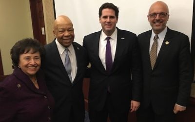 De gauche à droite : Nita Lowey (état de New York), Elijah Cummings (Maryland), l'ambassadeur israélien aux Etats-Unis Ron Dermer et Ted Deutch (Floride), pour le mois de l'histoire noire au Capitole, à Washington, le 24 février 2016. (Crédit : Ron Kampeas via JTA)