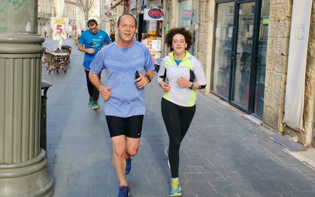 Melanie Lidman s'est joint au maire de Jérusalem, Nir Barkat, lors de l'un de ses joggings matinaux réguliers de sa maison au bureau de la municipalité le 10 février 2016 (Crédit : Melanie Lidman / Times of Israel) Melanie Lidman s'est joint au maire de Jérusalem, Nir Barkat, lors de l'un de ses joggings matinaux réguliers de sa maison au bureau de la municipalité le 10 février 2016 (Crédit : Melanie Lidman / Times of Israel)