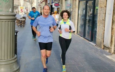 Melanie Lidman s'est joint au maire de Jérusalem, Nir Barkat, lors de l'un de ses joggings matinaux réguliers de sa maison au bureau de la municipalité le 10 février 2016 (Crédit : Melanie Lidman / Times of Israel)