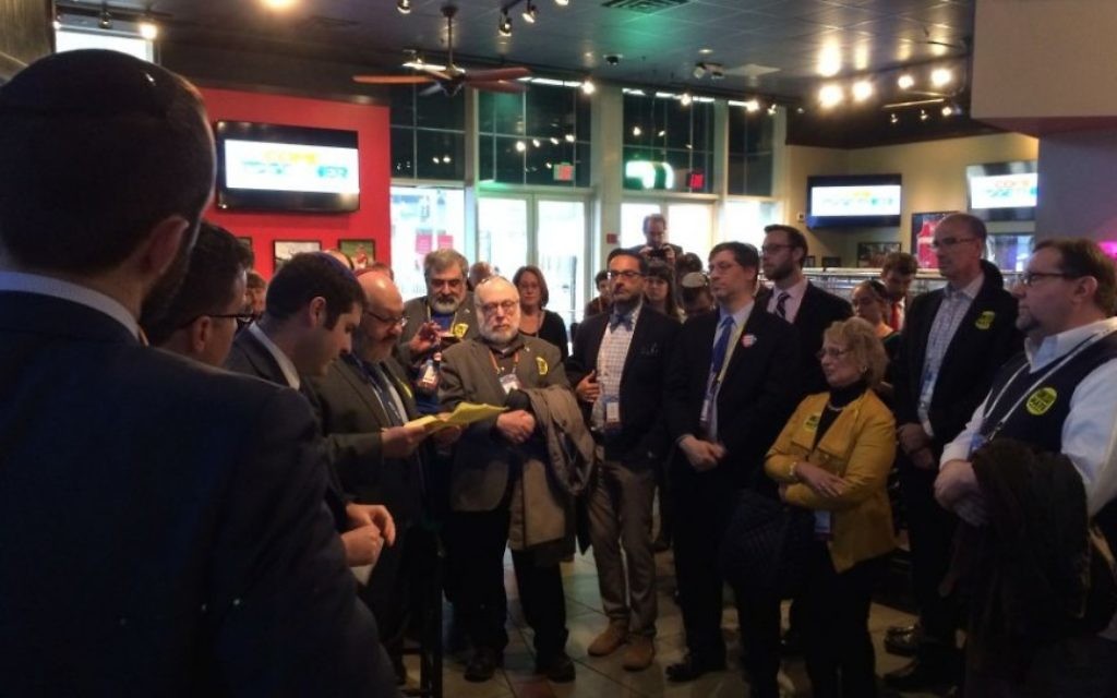 Un groupe de rabbins se rassemble dans le centre Verizon en protestation pendant que Donald Trump s'exprime devant le public de la conférence politique de l'AIPAC, à Washington, le 21 mars 2016. (Crédit : Eric Cortellessa/Times of Israel) Un groupe de rabbins se rassemble dans le centre Verizon en protestation pendant que Donald Trump s'exprime devant le public de la conférence politique de l'AIPAC, à Washington, le 21 mars 2016. (Crédit : Eric Cortellessa/Times of Israel)