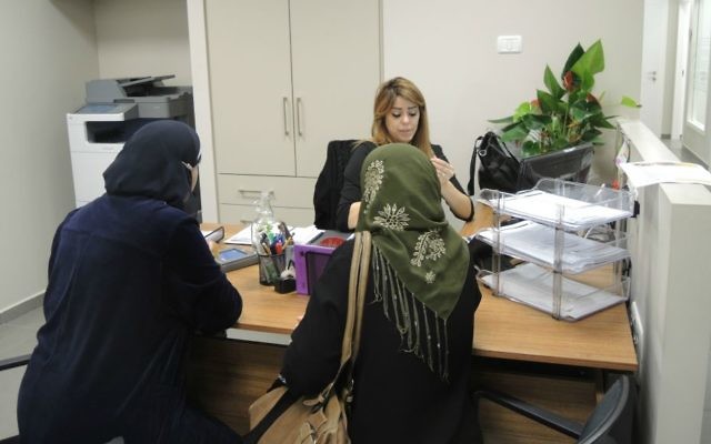 Deux femmes rencontrant une conseillère à l'emploi au centre d'emploi Rayan de Nazareth, le 3 mars 2016. (Crédit : Melanie Lidman/Times of Israel)