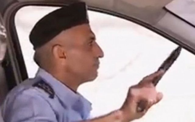Un policier de l'Autorité palestinienne se prépare à attaquer des soldats israéliens dans  une vidéo de propagande produite par le Hamas. (Crédit : capture d'écran Dixième chaîne)