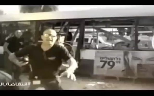 Capture d'écran d'une image du Hamas qui a interrompu les programmes télé de la Deuxième chaine (Crédit : Deuxième chaîne) Capture d'écran d'une image du Hamas qui a interrompu les programmes télé de la Deuxième chaine (Crédit : Deuxième chaîne)
