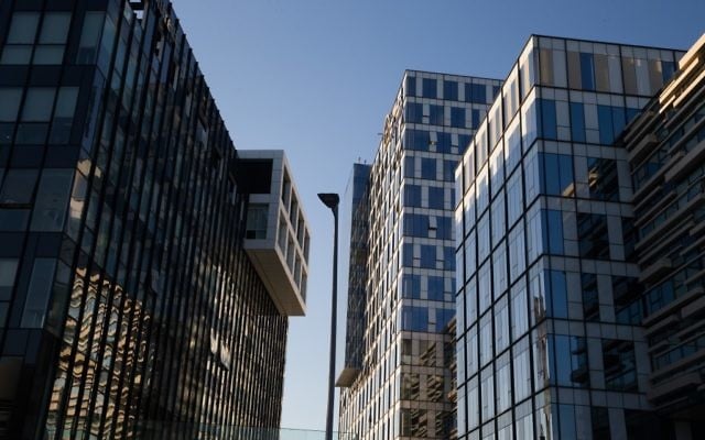 Immeubles de bureaux à Herzliya Pituach, le 12 décembre 2015. Illustration. (Crédit : Nati Shohat/Flash90) Immeubles de bureaux à Herzliya Pituach, le 12 décembre 2015. Illustration. (Crédit : Nati Shohat/Flash90)