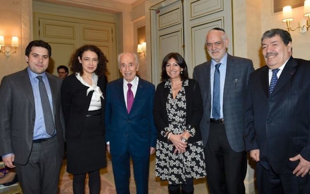Shimon Peres et Anne Hidalgo à l'hôtel Le Meurice lors d'une rencontre interconfessionnelle avec  Aliza Ben Nun, Delphine Horvilleur, Michel Serfaty et Abderrahmane Dahmane à Parls, France, le 24 mars 2016 (Crédit : Erez Lichtfeld)