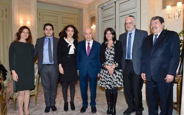 Shimon Peres et Anne Hidalgo à l'hôtel Le Meurice lors d'une rencontre interconfessionnelle avec  Aliza Ben Nun, Delphine Horvilleur, Michel Serfaty et Abderrahmane Dahmane à Parls, France, le 24 mars 2016 (Crédit : Erez Lichtfeld)