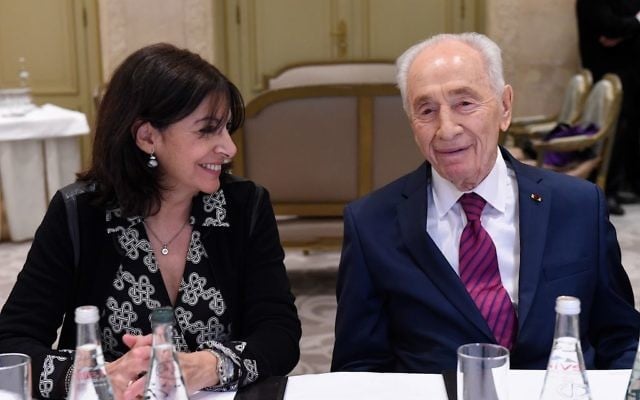 Shimon Peres avec Anne Hidalgo à l'hôtel Le Meurice lors d'une rencontre interconfessionnelle à Paris, France, le 24 mars 2016 (Crédit : Erez Lichtfeld)
