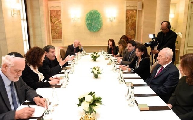 Shimon Peres et Anne Hidalgo à l'hôtel Le Meurice lors d'une rencontre interconfessionnelle avec  Aliza Ben Nun, Delphine Horvilleur, Michel Serfaty et Abderrahmane Dahmane à Paris, France, le 24 mars 2016 (Crédit : Erez Lichtfeld)