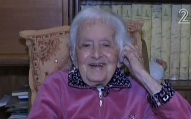 Maniya Bergson a attendu 100 ans pour fêter son 25ème anniversaire, le 29 février 2016. (Crédit : capture d'écran Deuxième chaîne) Maniya Bergson a attendu 100 ans pour fêter son 25ème anniversaire, le 29 février 2016. (Crédit : capture d'écran Deuxième chaîne)