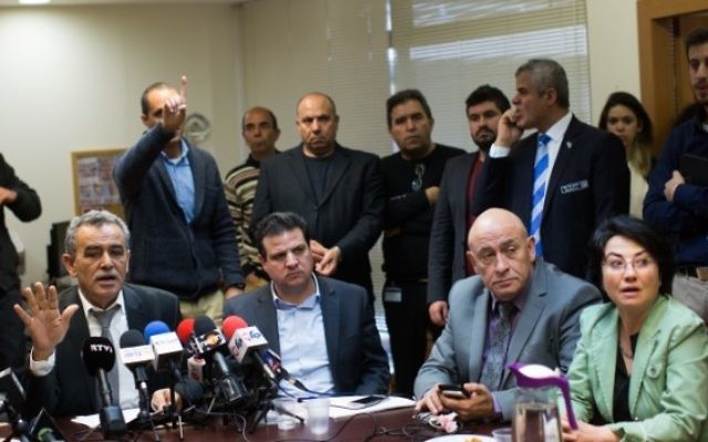 Les membres de la Liste arabe unie Jamal Zahalka (à gauche), Hanin Zoabi (à droite), Basel Ghattas (deuxième à droite) et Ayman Odeh (au centre) pendant la réunion de parti hebdomadaire à la Knesset, le 8février 2016. (Crédit : Yonatan Sindel/Flash90) Les membres de la Liste arabe unie Jamal Zahalka (à gauche), Hanin Zoabi (à droite), Basel Ghattas (deuxième à droite) et Ayman Odeh (au centre) pendant la réunion de parti hebdomadaire à la Knesset, le 8février 2016. (Crédit : Yonatan Sindel/Flash90)