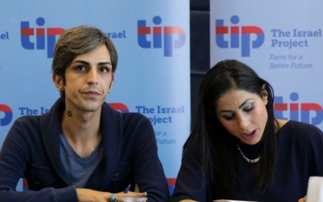 Payam Feili (à gauche), avec une traductrice, à Jérusalem, le 29 février 2016. (Crédit : Luke Tress/Times of Israel) Payam Feili (à gauche), avec une traductrice, à Jérusalem, le 29 février 2016. (Crédit : Luke Tress/Times of Israel)