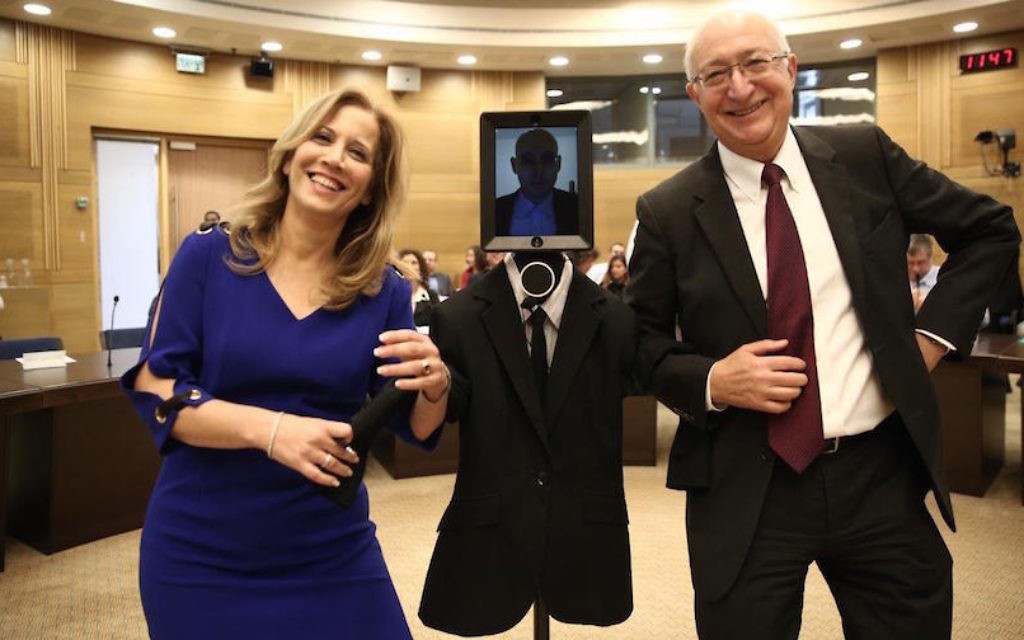 Les députés Aliza Lavie (à gauche) et Manuel Trachtenberg posent avec le robot « visiteur » à une session de la commission des Sciences et de la Technologie à la Knesset, le 2 février 2016 (Crédit : Porte-parole de la Knesset)
